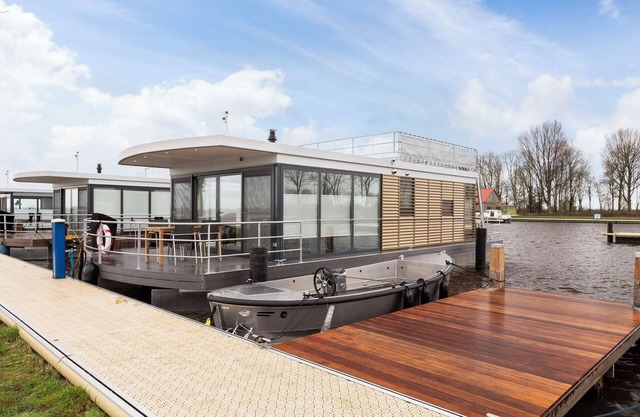 Hboat 'Elysium' with private jetty 4-14
