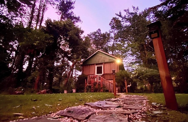 Heartwood Cottage | Tiny Home Retreat + Biltmore Pass | 10min to Asheville
