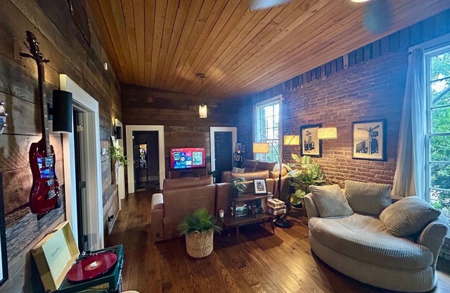 Heartwood Loft B! A Unique Modern Cozy Loft in Downtown Eatonton