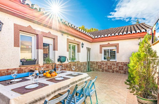 Heated house, ideal families, 16 km Granada, 50 km Sierra Nevada, 50 km beach.