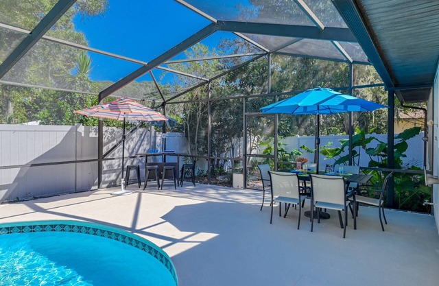 Heated Pool, 5 minute Walk to River Park with Boat Ramp, Near Downtown & Beach, $300 in Free Tickets