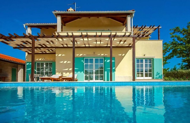 heated swimming pool, whirlpool, 2 tennis courts