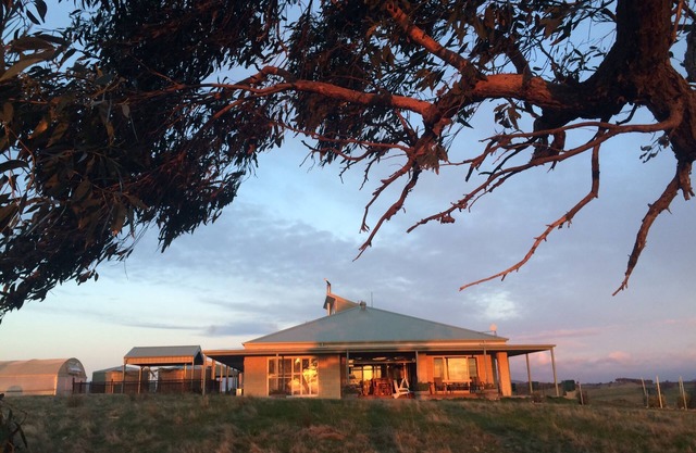 Heathcote Views with wifi , spabath & carport
