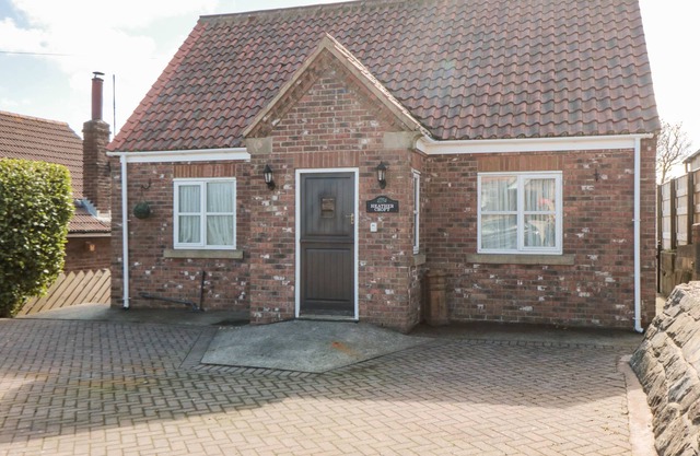 HEATHER CROFT, family friendly, with a garden in Robin Hood’s Bay