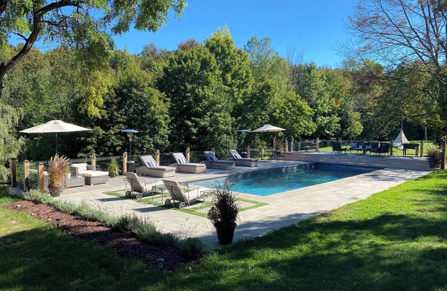 Heaven on 5th, Luxury in the Canadian Countryside, 9 bedrooms, hot tub, and pool