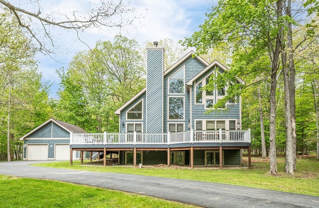 Heavenly Grove | Hot Tub + Fire Pit & Pool Table! Easy Walk to Lake!