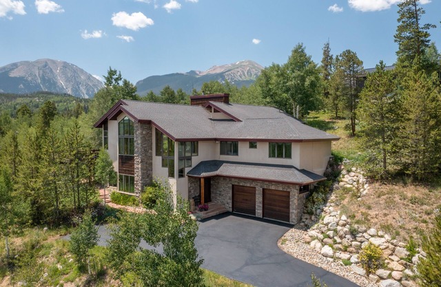 Heavenly haven w/hot tub—perfect for winter play & summer mountain escapes!
