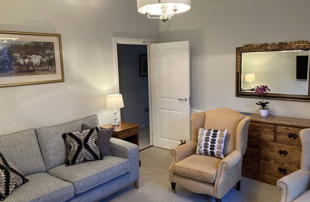 Hedgefield House - Serene Top Floor Flat