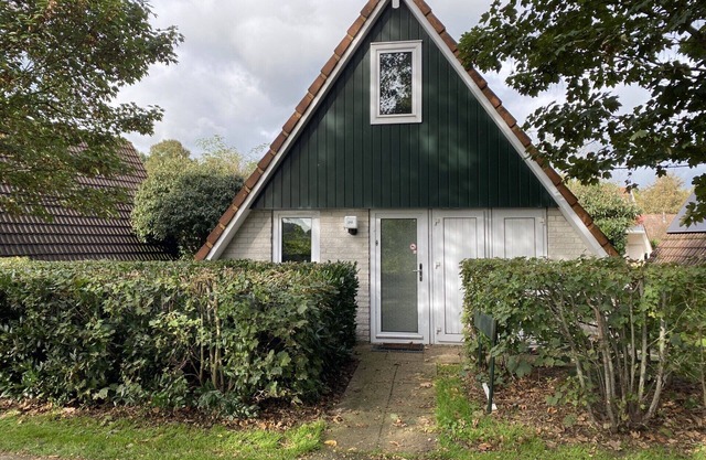 Heerlijk Vakantiehuis aan de Vijver met Whirlpool en Open Haard! Huisdier Welkom