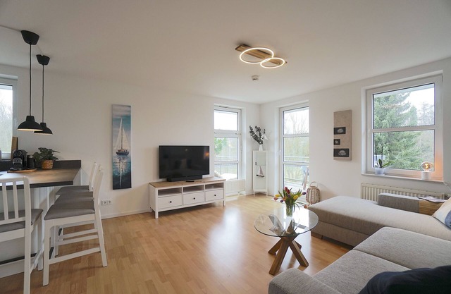 Helle und Moderne Ferienwohnung mit Balkon, Direkt an der Ostsee