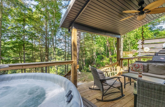 Hemlocks Over Muir in Rogers KY - Hot Tub & WiFi