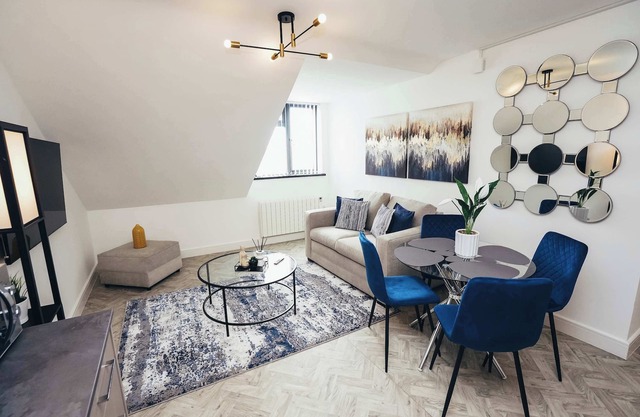Hen & Chickens Luxury Apt Free Parking | By DerBnB