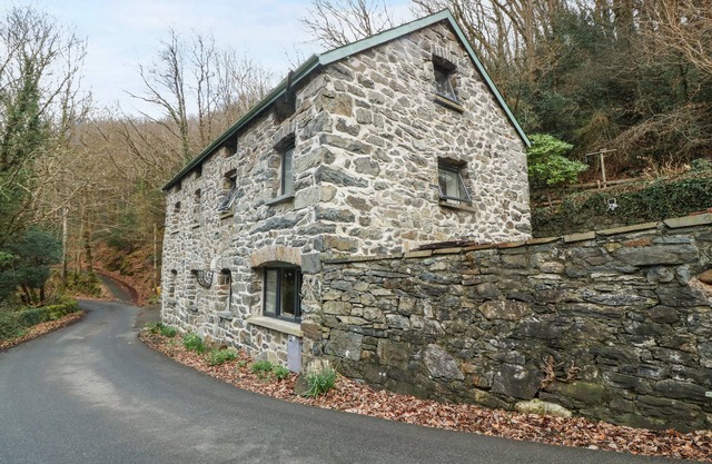 HEN FELIN ISAF, pet friendly, character holiday cottage in Llanrwst