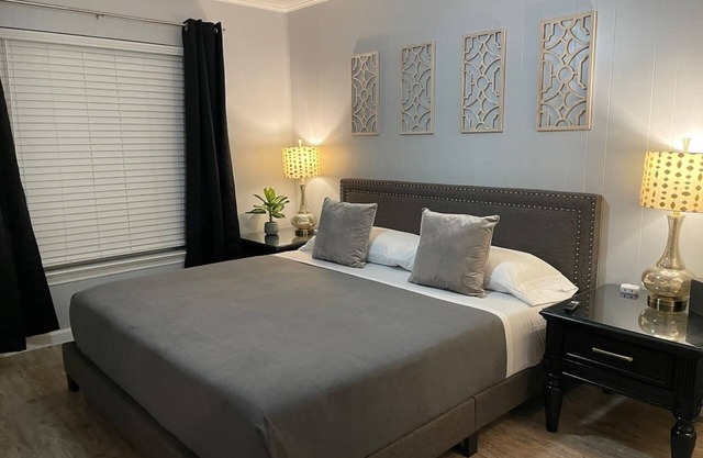 Henderson Hideaway - King Bed, Patio & Walkable
