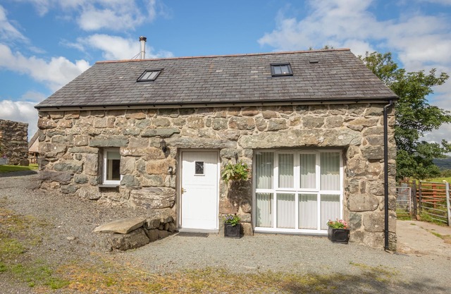 HENDRE COTTAGE, family friendly, with open fire in Trawsfynydd