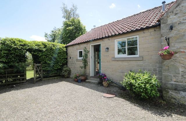 HENHOUSE COTTAGE, pet friendly, with open fire in Gillamoor