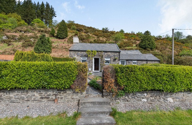 HENRHIW BACH, pet friendly, character holiday cottage in Penmachno