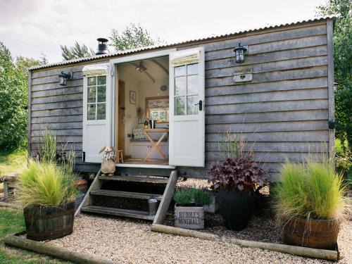 Herbie's Shepherds Hut at Shepherds Lodge Retreat and Wellness