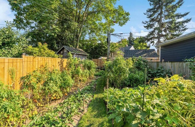 Heritage 3BR Etobicoke Gem, Sherway Gardens, BBQ