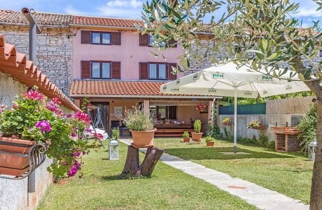 Heritage house in Orihi with an elegant garden
