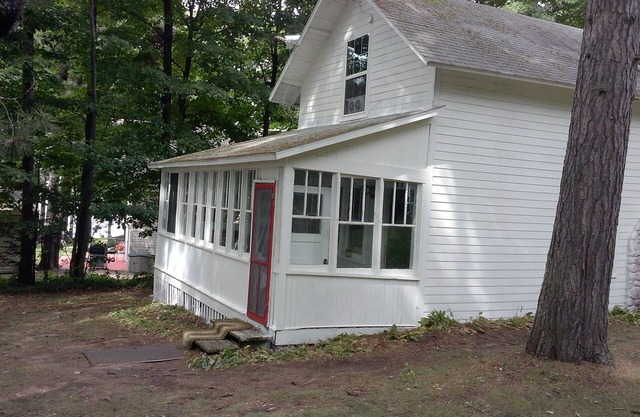 Heritage, Lake Front Cottage, Smart TV, WIFI, summer use of Canoe & 2 kayaks.