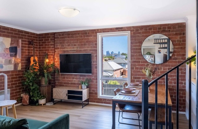 Heritage Loft in Brunswick- city views, free secure parking + workspace