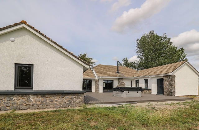 HERITAGE, pet friendly, character holiday cottage in St Clears