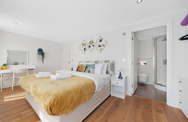 Hermitage Road Apartment by MoreThanStays | Garden