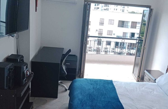 Hermoso Apartamento Amplio 140 Mts2 con Terraza y Balcones. Parqueadero Privado