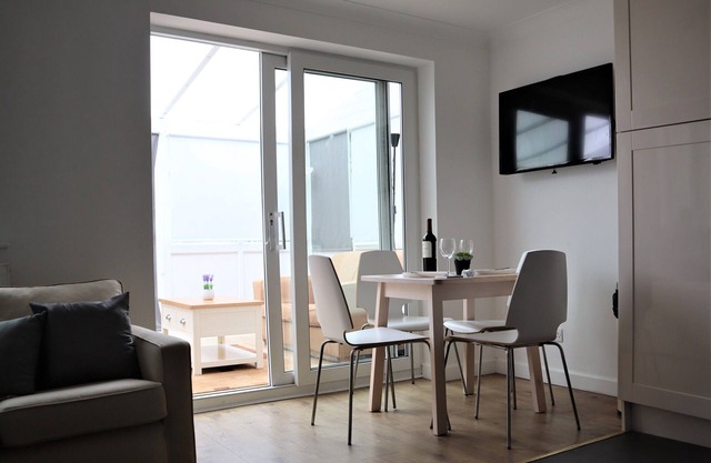 Heron House Comfy 4 Bed with Wifi, Parking