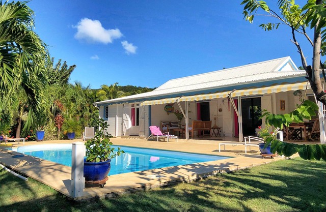 Hibiscus (8p) 3 A/C bedrooms, pool, garden, beach 200 m