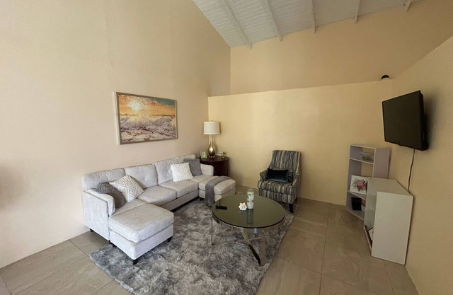 Hibiscus Apartment Lovely 2-bedroom apartment with AC in Gros Islet/Corinth