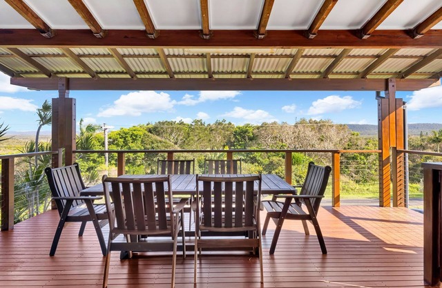 Hibiscus Dreaming - Brooms Head Village Location