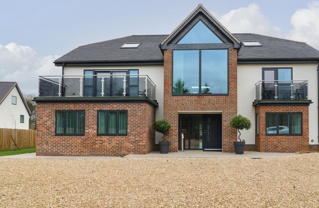 HIDDEN BROOK HOUSE, pet friendly, with hot tub in Frilford