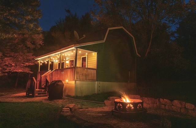 Hidden Cabin with covered porch & fire pit! Minutes to Salt Fork.