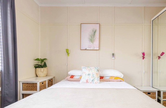 Hidden Gem 1 Brm House - by shops WiFi+Parking+A/C