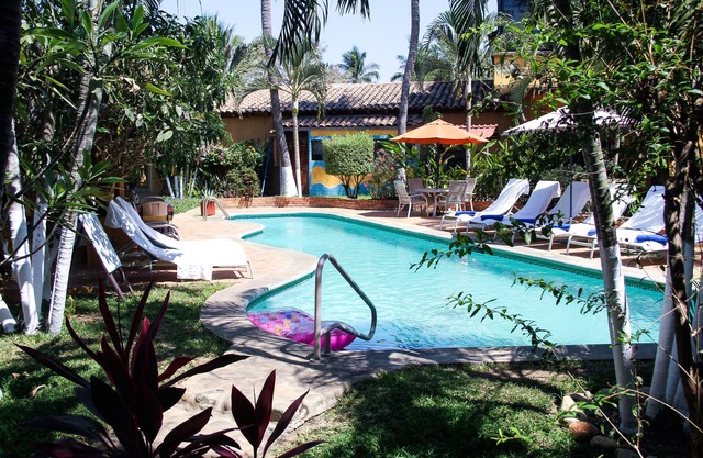 Hidden gem of Puerto Escondido, pool-side apt, 1min walk to beach, patio, yoga