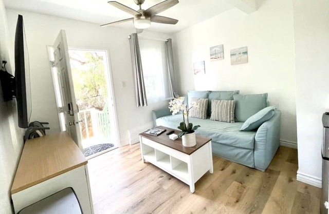 Hidden Gem with Hot Tub and Parking - 4 Guests