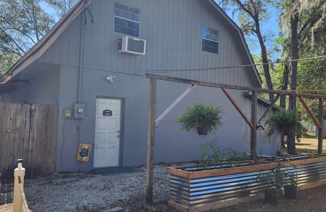 Hidden hideaway minutes to boat ramps, restaurants and beach
