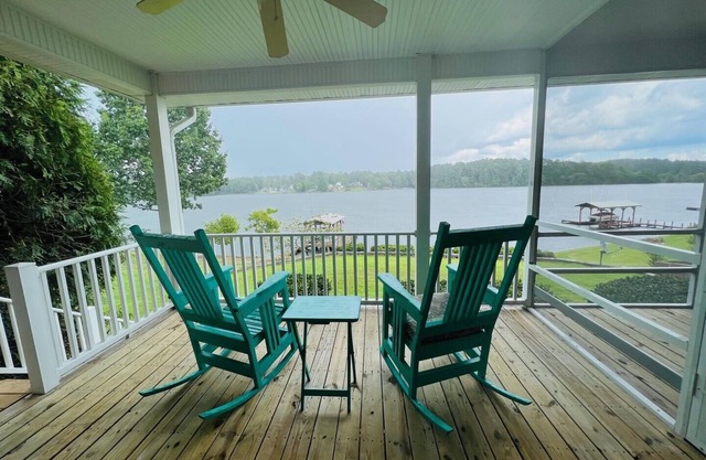 Hidden Lake Paradise Cottage, pet friendly, with Sunrise Views and a Loft