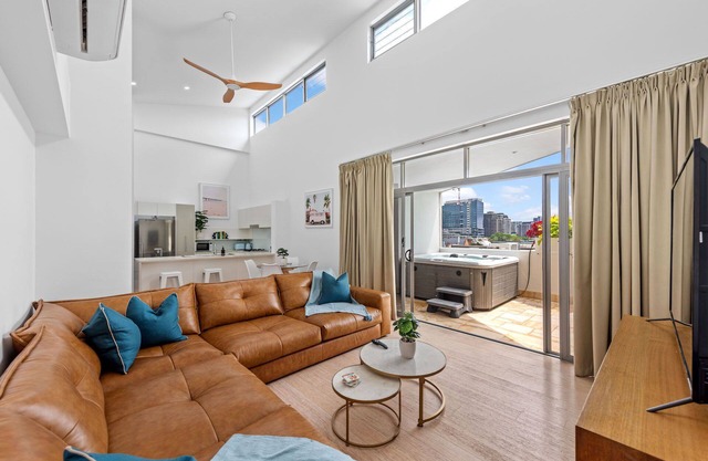 Hidden Oasis! 2Bed/2Bath/1Car ~ 5mins to CBD