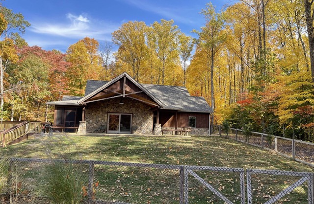 Hidden Retreat on 30 Wooded Acres 5 Miles to Town
