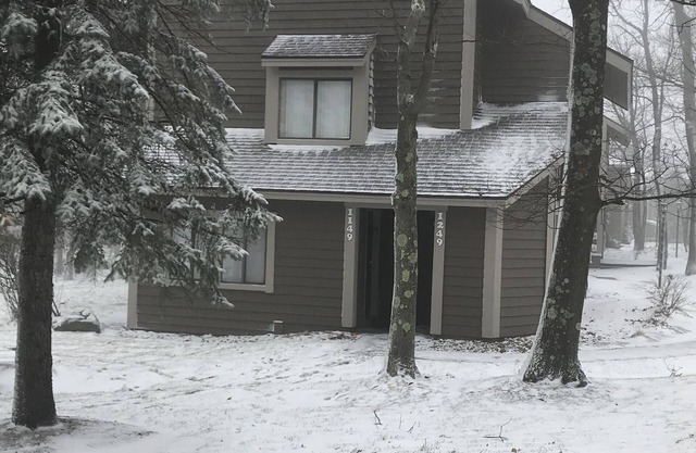 Hidden Valley - Walk to Slopes and Pool - 2 BR with Fireplace + WIFI