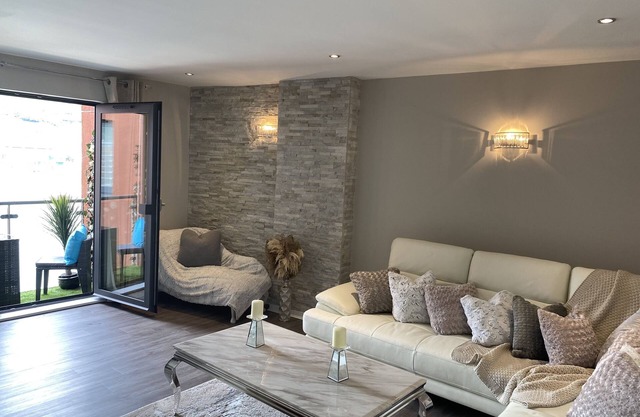 Hideaway Bay - Luxurious 1-Bedroom Apartment