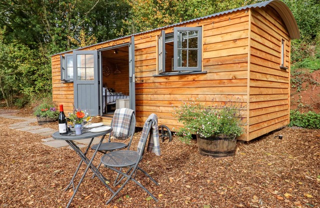 HIDEAWAY CABIN, romantic, with a garden in Thorverton