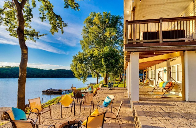 Hideaway on the River: Amazing Views, Pirate Ship, Fire Pit, Fast Wi-Fi, Bourbon