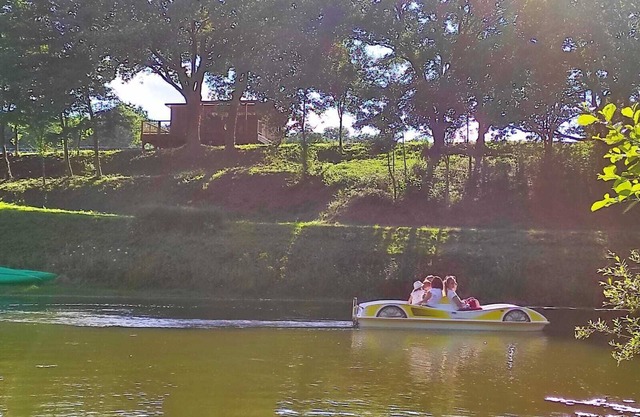 High-comfort "Lodge" chalet on stilts on the waterfront near the Puy du Fou!