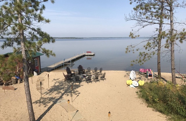 *HIGH DEMAND* Sugar Sand Beach & Cozy Cabin That Sleeps 10 on Pelican Lake!