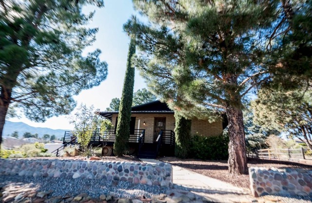 High Desert Oasis! Cozy house in Cottonwood near Sedona, with Deck & Privacy
