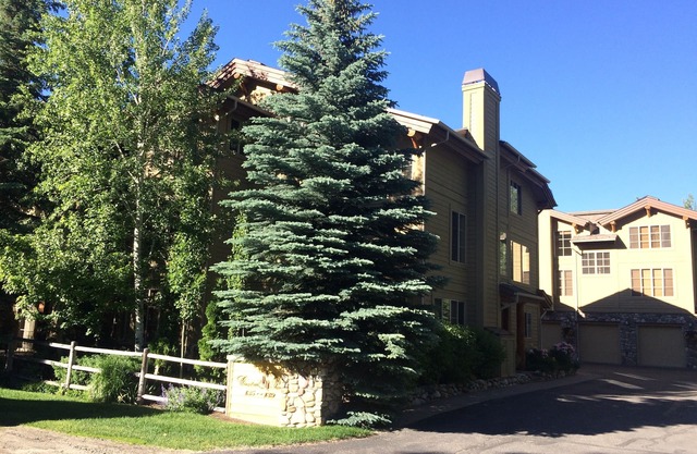 High-end Condo In the Heart Of Sun Valley - Walk To Skiing , Town, Biking + Golf